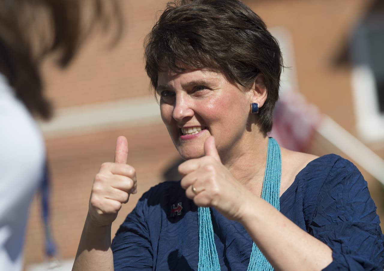 Anne Holton, esposa del candidato a la vicepresidencia 
<br>por el partido demócrata, Tim Kaine, saluda a algunos partidarios en el área exterior de la universidad Longwood. 
<br>