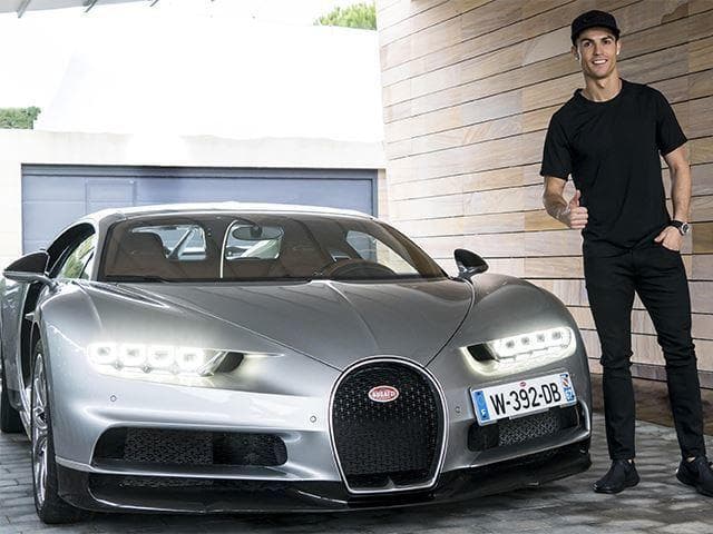 Cristiano Ronaldo tiene una pasión enorme por los carros y por lo visto, ya no solo le basta con tener una colección multimillonaria en su garaje, sino que también quiere que los suyos sigan estos pasos.