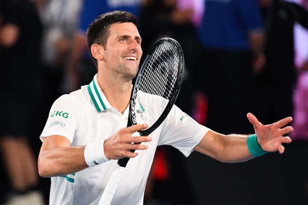 Djokovic dice quiere jugar en Australia y su familia afirma que sufrió “tortura”