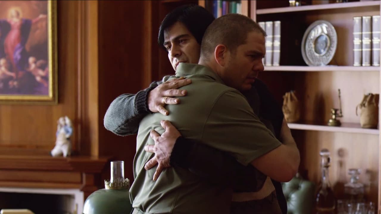 <b><a href="http://www.univision.com/series/el-chapo/hernan-romo-is-benjamin-avendano-in-el-chapo">Benjamín</a></b> gave him permission to travel and instructed him to give Ramón the 
<i>coup de grace.</i>