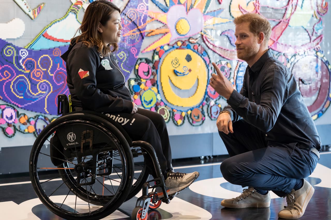 En ese lugar, Harry se dio tiempo para charlar con el personal y usuarios.