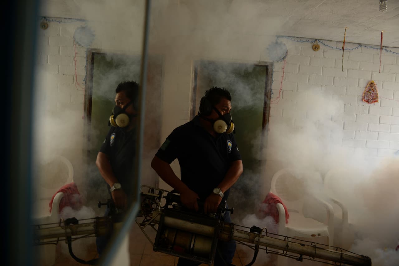 Fumigan en poblados de El Salvador afectados por el virus del Zika