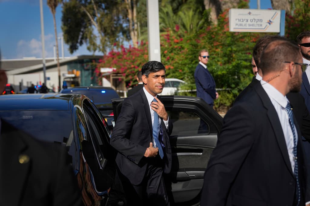 El primer ministro británico Rishi Sunak a su llegada al aeropuerto Ben Burion, cerca de Tel Aviv.