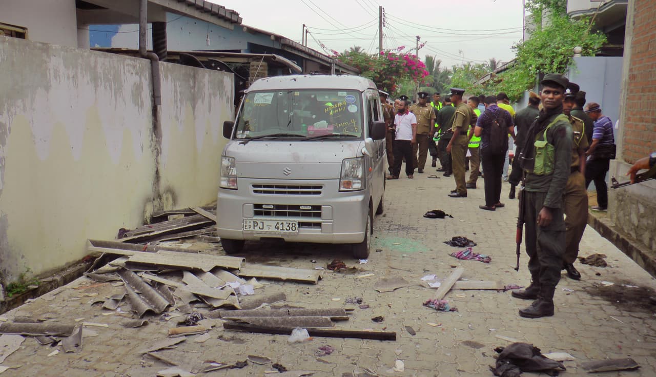 Presuntos militantes extremistas detonaron bombas suicidas y abrieron fuego contra las fuerzas de seguridad durante una redada nocturna en una casa cerca del poblado de Sainthamaruthu, municipio de mayoría musulmana en la costa este de Sri Lanka.