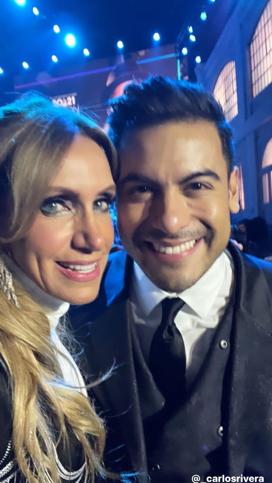 <b>La Flaca </b>también se dio tiempo para pasearse por el espectacular escenario de la
<b> 22ª Entrega Anual del Latin GRAMMY 2021</b> donde se encontró con 
<b><a href="https://www.univision.com/shows/latin-grammy/latin-grammy-2021-conductores-ceremonia" target="_blank">Carlos Rivera,</a> </b>quien además de ser uno de los anfitriones de la gala, hará una presentación junto a Nella y Paula Arena.