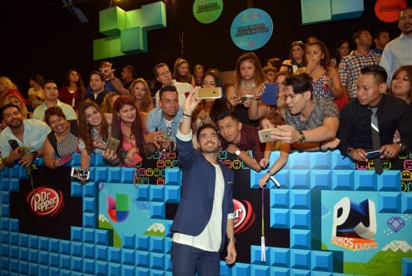 Nos encantan los selfies. We can't get enough of them! Y si no, pregúntenle a los que desfilaron la alfombra de Premios Juventud.