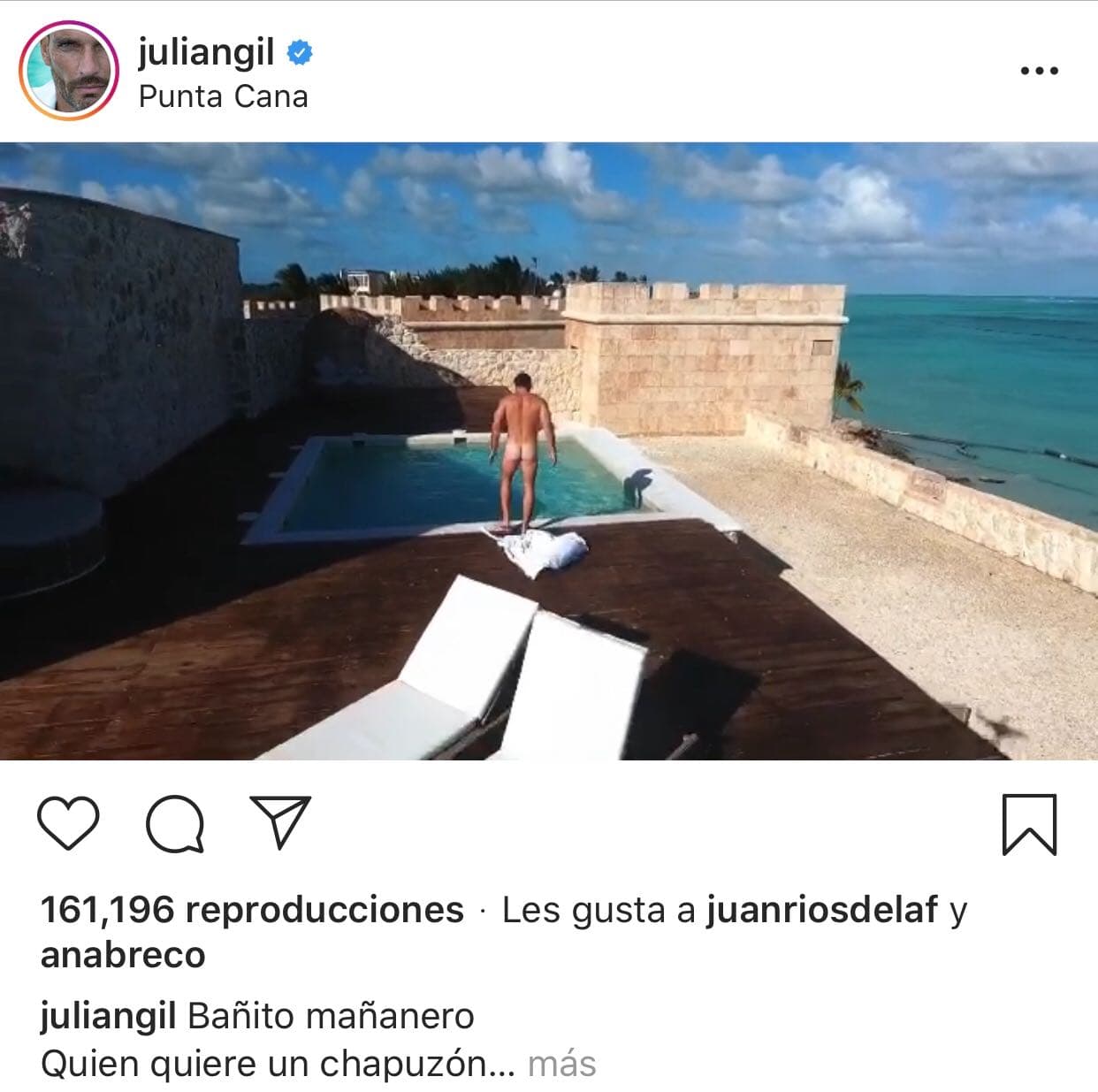 Sin embargo, al final del video, el argentino se quita la prenda y se muestra de espalda 
<b>totalmente desnudo.</b>
<br>