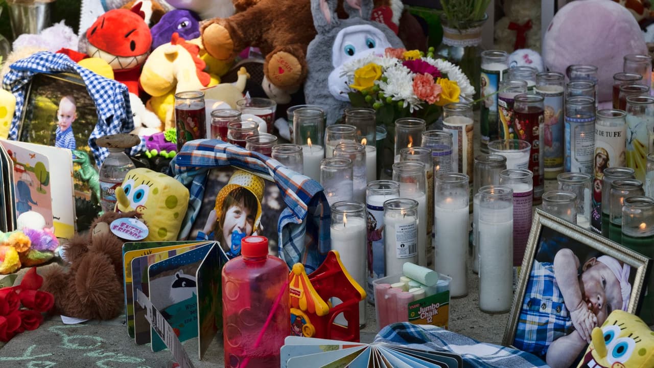 <b>Carrillo enfrenta tres cargos de asesinato con una acusación de usar un cuchillo como arma mortal y peligrosa</b> su pequeña hija Sierra, según detalla el 
<a href="http://da.lacounty.gov/media/news/mother-charged-murdering-her-3-children" target="_blank">documento de la demanda</a>.