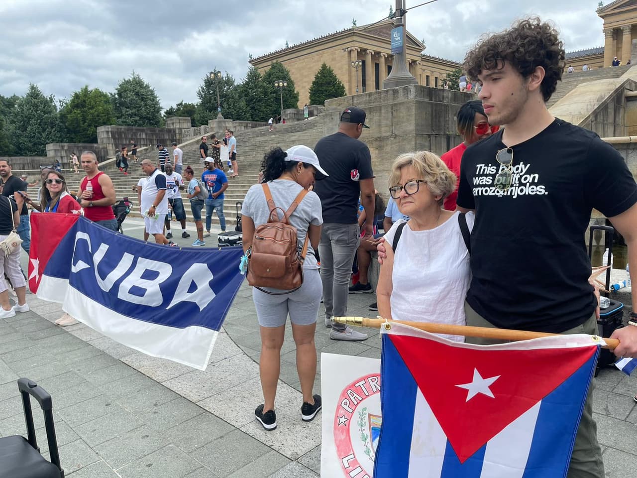 Denunciaban la inflación, los embargos comerciales y la disminución de la ayuda han provocado una aguda escasez médica, según la Asociación para el Estudio de la Economía Cubana. El ministro de Salud de Cuba informó en junio pasado que escaseaban 116 medicamentos básicos. Los retrasos en los envíos debido a la pandemia y la escasez mundial solo han exacerbado el problema.