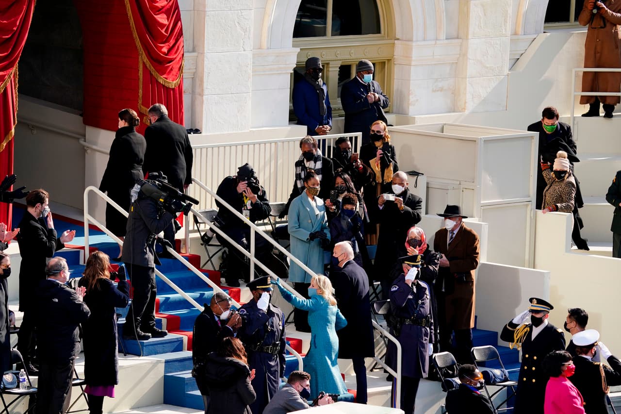 Richard Hudson, representante del distrito 8 de NC, dijo en la red social Twitter: "Hoy asistí a la toma de posesión del presidente Joe Biden como símbolo de mi compromiso con nuestra Constitución. Creo que la transferencia pacífica del poder es un principio fundamental de nuestra República".