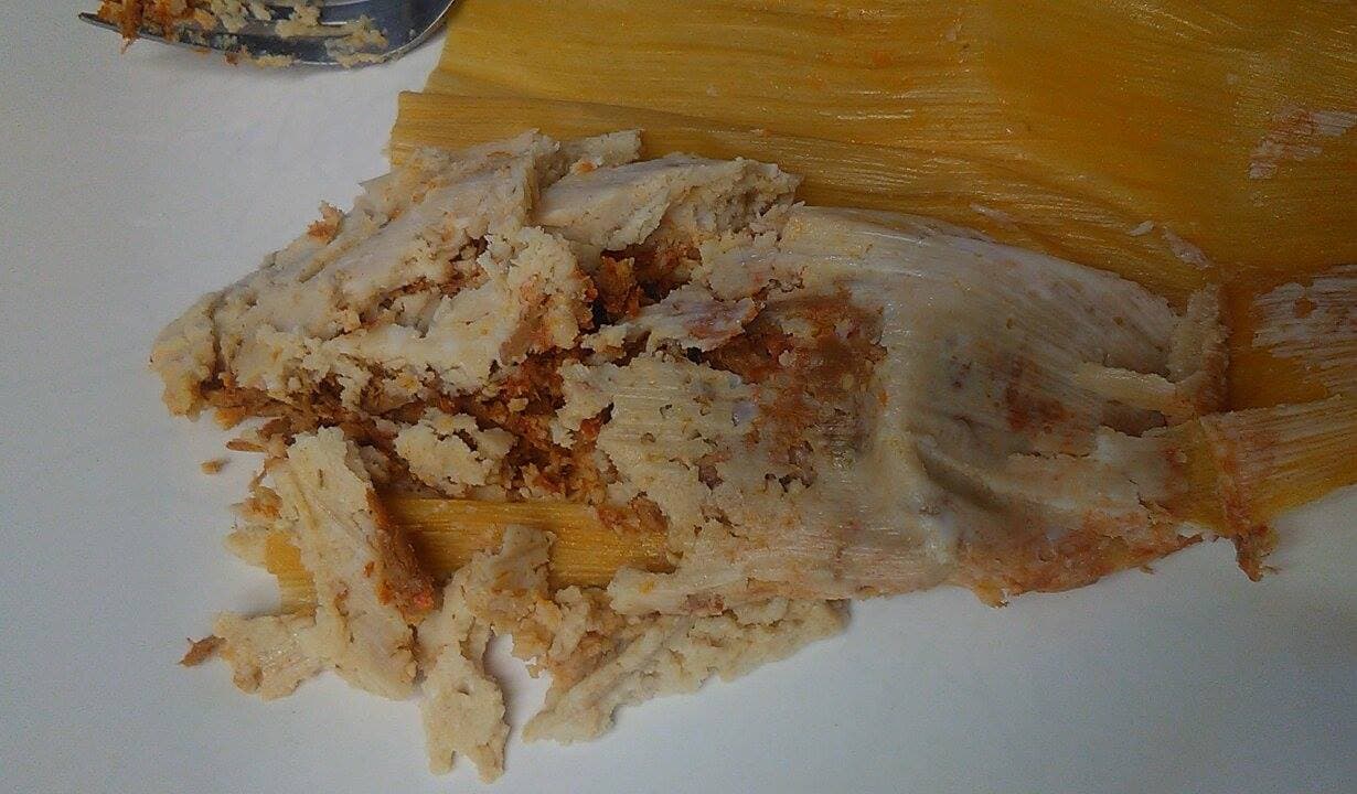 La masa vendida por La Amapola nunca llegó a cocerse bien y los tamales se resquebrajaban.