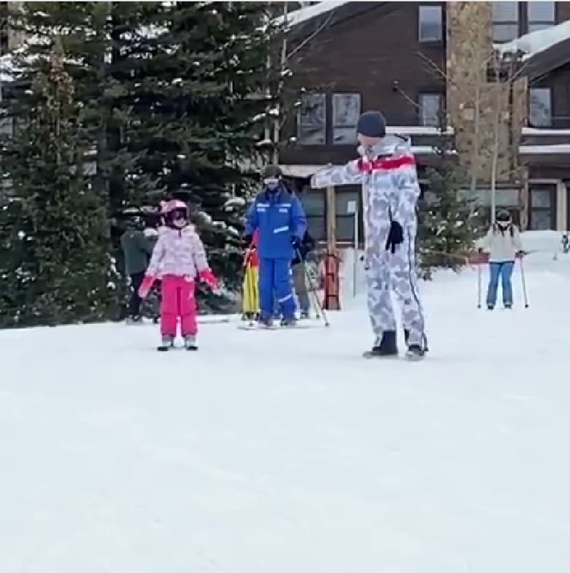 Michelle ahora está en el nivel 2 de esquí, por lo que Alan le enseñó otras maniobras y la puso en acción.