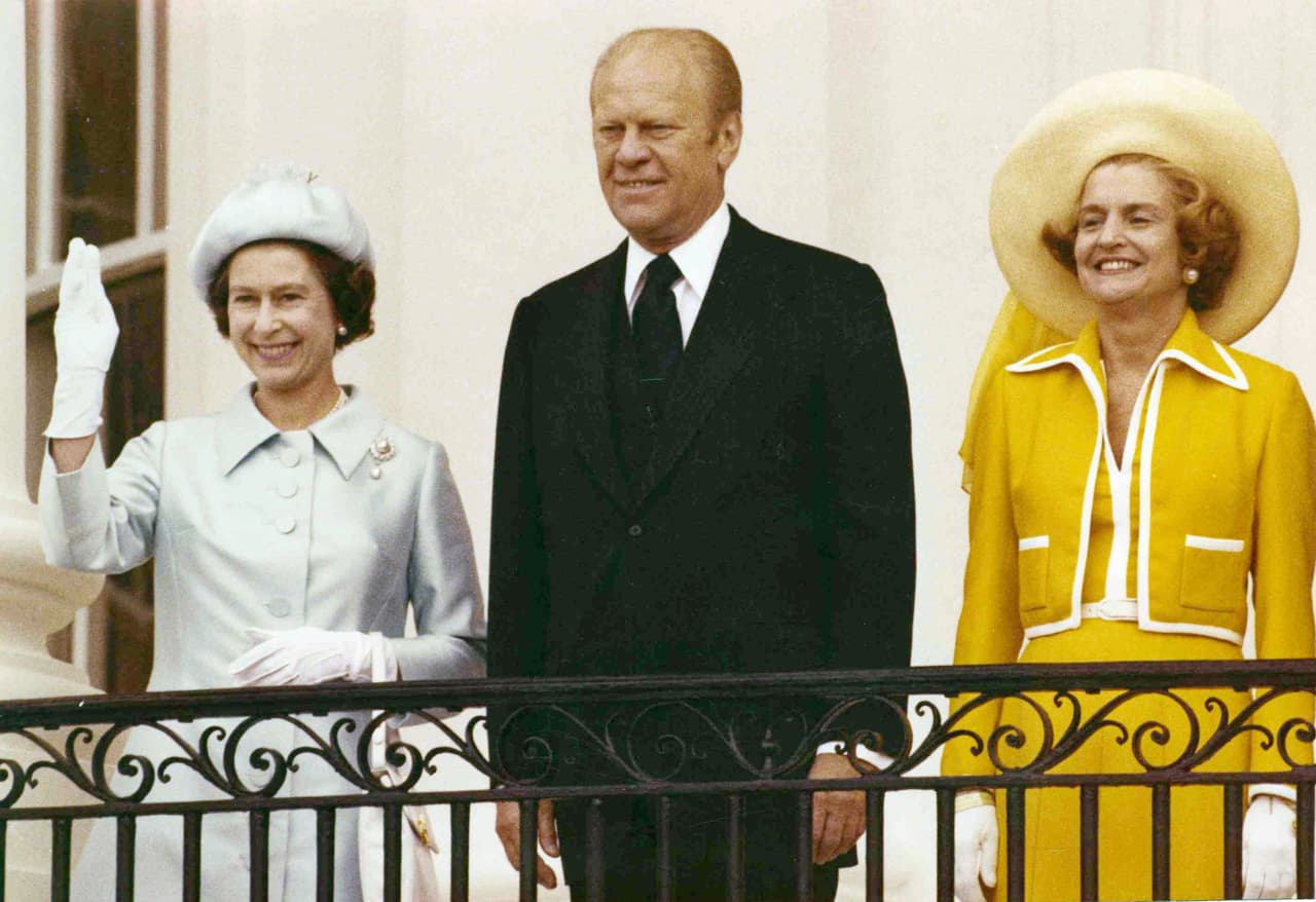 La reina Isabel II viajó a Washington en 1976, donde fue recibida por Gerald Ford. La monarca se desplazó a EEUU como prueba de la amistad de los dos países tras la celebración del segundo centenario de la independencia de EEUU. Una de las imágenes que nadie olvidará fue el baile que protagonizaron los dos.
