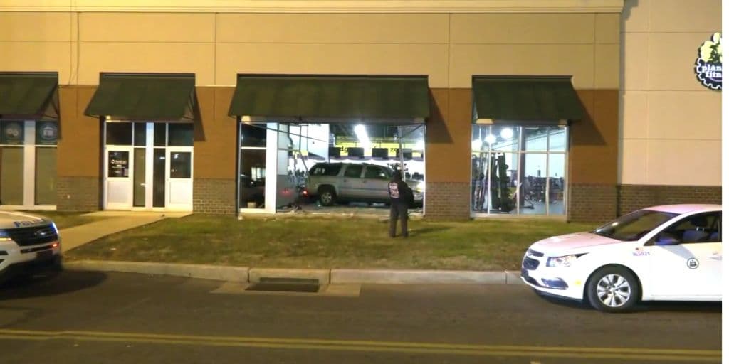 Fue una llamada cercana para las personas que trabajaban en un Planet Fitness en el sur de Filadelfia el 23 de febrero por la noche después de que un SUV se estrelló por una ventana y envió al conductor al hospital. 
<br>
<br>