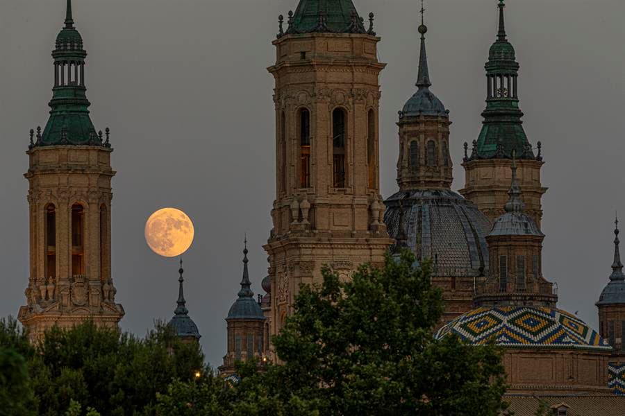 Imagen de la luna al 95.5 en creciente sobre Zaragoza, España. 
<b>En su punto orbital más cercano a la Tierra, la percepción del satélite es 7% mayor que durante el resto del año.</b>