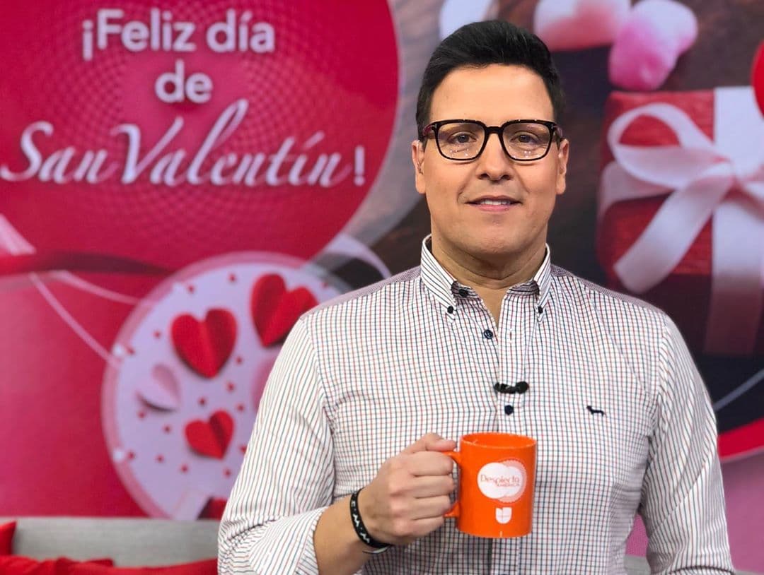 Raúl recordó que este día sus padres celebran más de una década de estar juntos, y no pudo 
<a href="https://www.univision.com/shows/despierta-america/raul-gonzalez-rompe-en-llanto-al-dedicar-este-mensaje-a-sus-padres-por-un-motivo-especial-video">emocionarse hasta el llanto</a>.