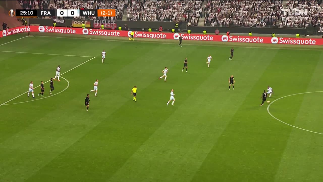 ¡GOL!  anota para Eintracht Frankfurt. Rafael Borré