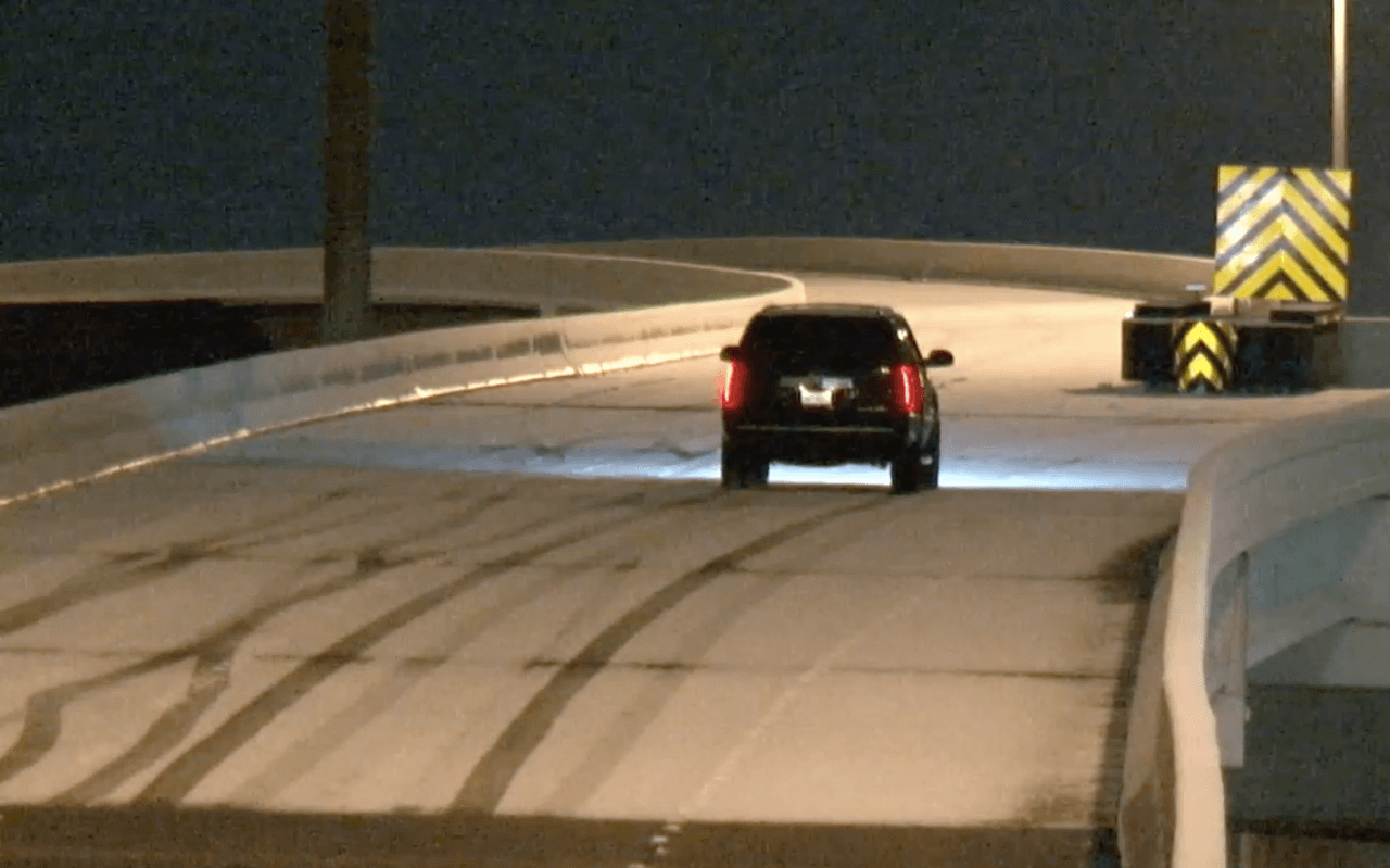 Muchas de las autopistas del centro y este de Texas se cubrieron con una delgada capa de nieve, que pronto se derritió.