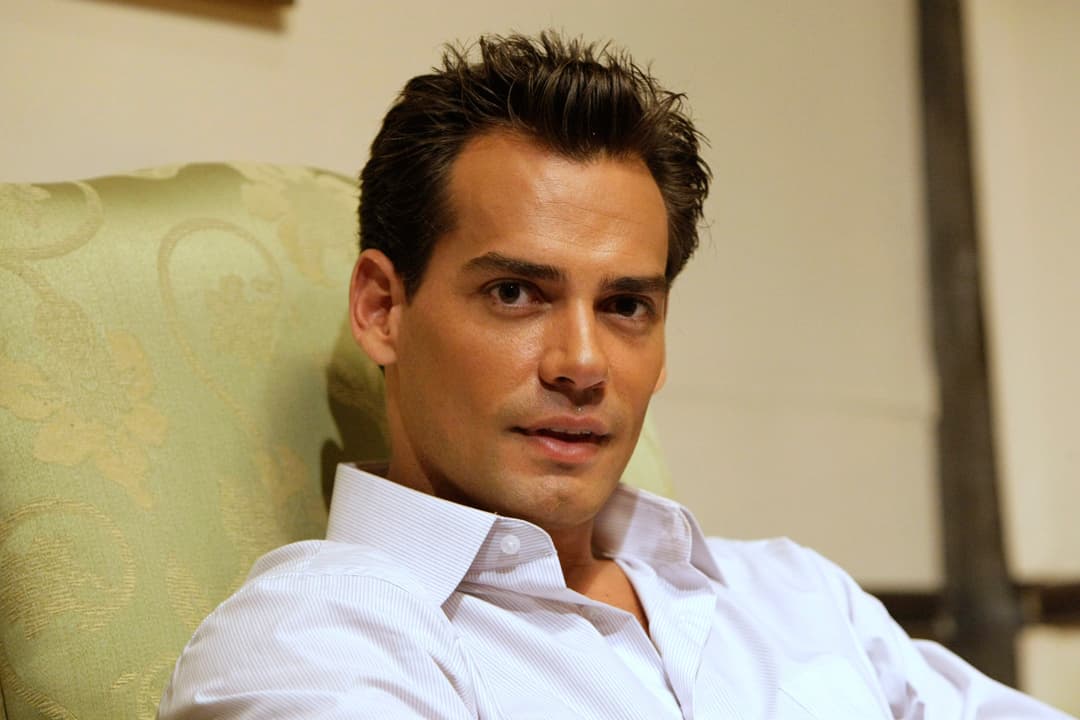 Comenzó su carrera en su país natal desde muy chico como actor de novelas y después como conductor, aunque descubrió que lo suyo era interpretar diferentes personajes.