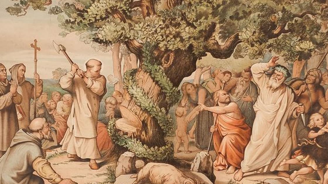 San Bonifacio, evangelizador de Alemania derribó el árbol de Odín y plantó un pino, símbolo del amor a Dios, lo adornó con manzanas que recordaban el pecado de Adán y Eva y le colocó velas que representan la luz del mundo.