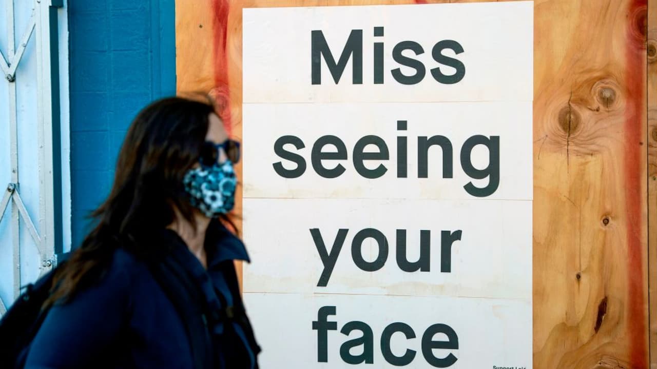 "Pandemia de los que no se vacunan": ¿Hay riesgo de nuevos cierres en Los Ángeles por el coronavirus?