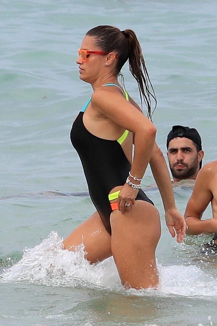 Lola Ponce aprovechó esta semana para darse un chapuzón en la playa, en Miami, Florida.