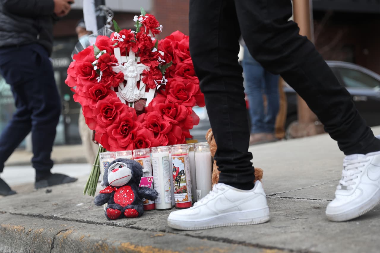 En otro incidente, un hombre estaba tranquilamente afuera de su auto cuando fue asesinado por dos sospechosos. 
<a href="https://www.univision.com/local/chicago-wgbo/video-de-crimen-en-chicago-buscan-a-2-sospechosos-de-matar-a-hombre-en-su-auto-video" target="_blank">El crimen fue captado en video. </a>