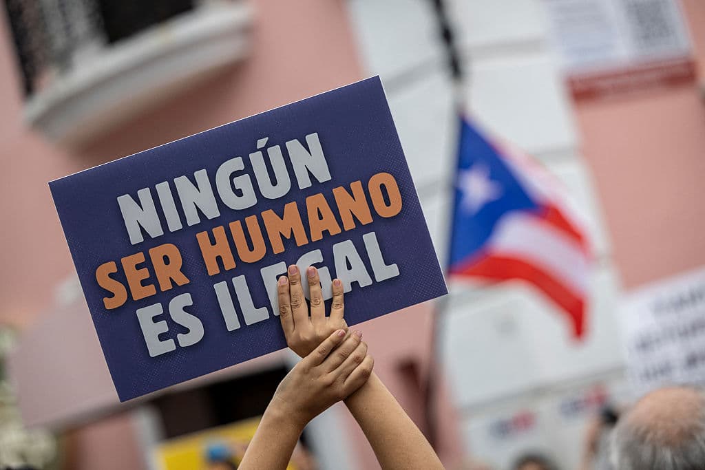 <b>Cientos de personas se reunieron en el Viejo San Juan</b>, específicamente frente a La Fortaleza, para exigir el cese de las redadas migratorias en la isla.