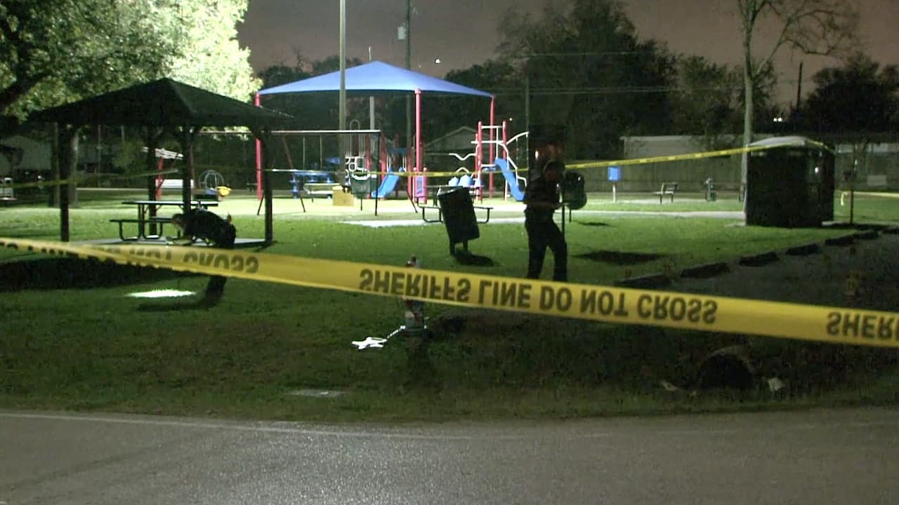 Detectives hallaron más de 40 casquillos de balas en el estacionamiento. Se investiga cuál de los tres hombres inició el tiroteo.