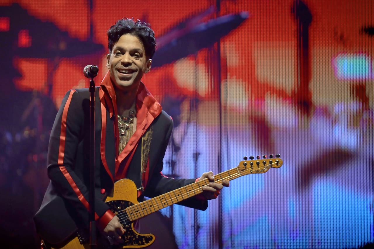 Al morir, mucha gente quería escuchar música de Prince y si prefería en lugar de comprar, escucharlo vía 
<i>streaming</i>, resulta que Tidal tenía sus derechos exclusivos desde junio de 2015. Finalmente, los discos y sencillos del cantante 
<b><a href="http://www.rollingstone.com/music/news/princes-digital-catalog-returning-to-streaming-music-w463955">se hicieron disponibles a través de otras plataformas como Spotify</a></b> desde febrero de 2017.