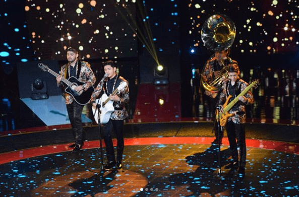 Los chicos de Alta Consigna abrieron el espectáculo musical de Premios Bandamax.