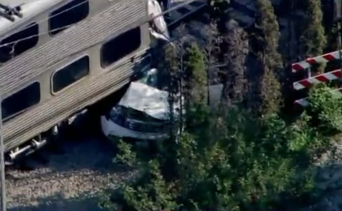 Tren de Metra choca contra un vehículo en Oak Lawn, hay una persona muerta