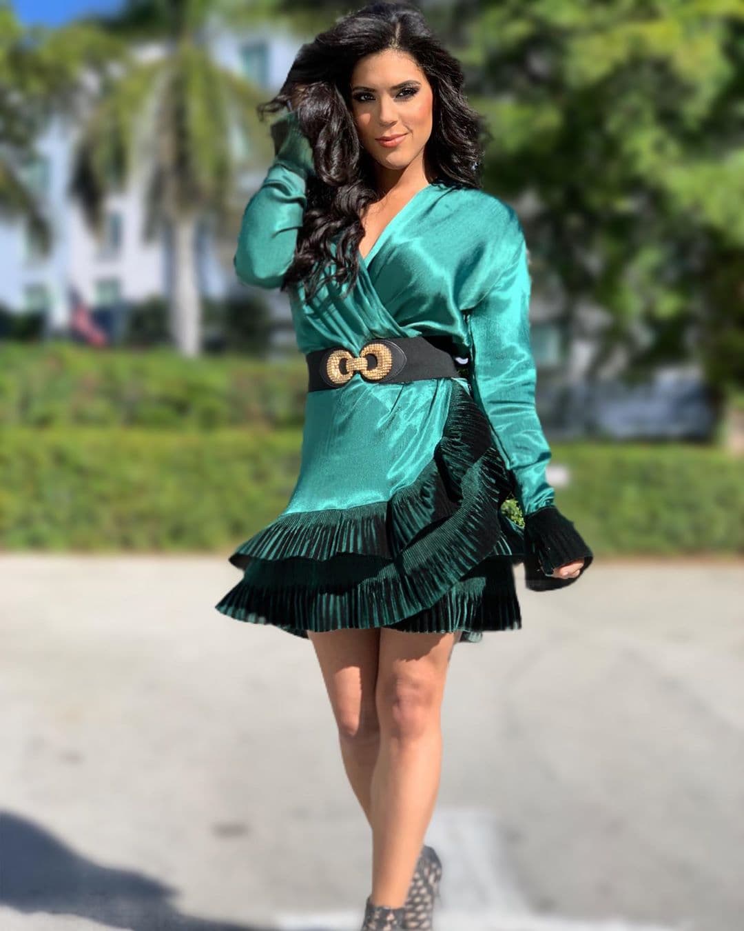 Esta no es la única vez que las hemos visto de verde, para muestra esta imagen de la conductora dominicana luciendo un vanguardista vestido a principios de diciembre de 2019.