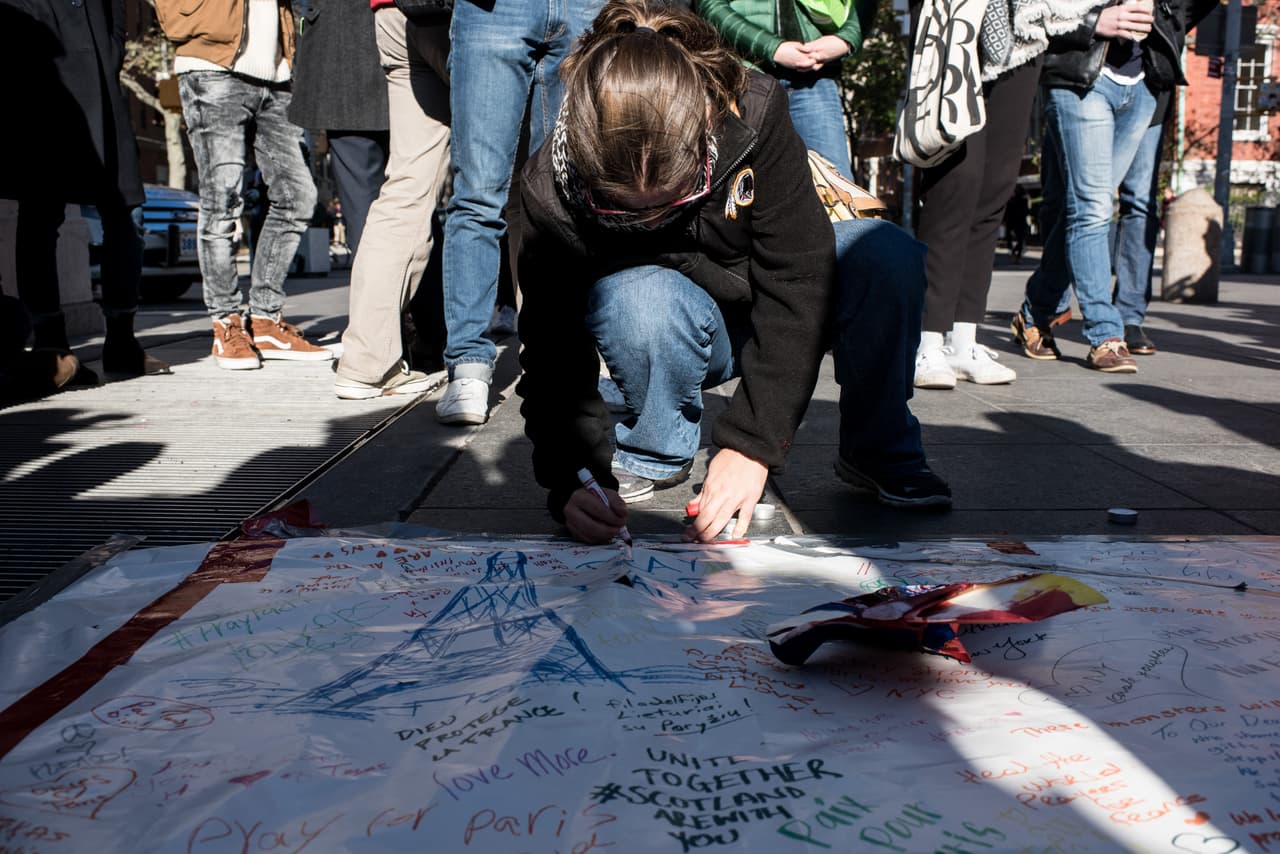 Neoyorquinos se han dedicado a pasar por la plaza los días después del atentado en París.