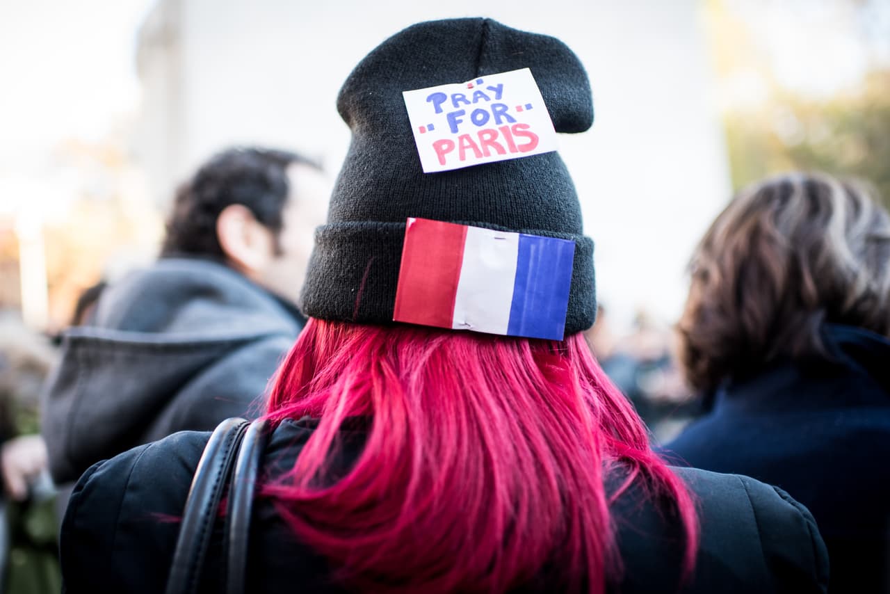 Neoyorquinos se han dedicado a pasar por la plaza los días después del atentado en París.