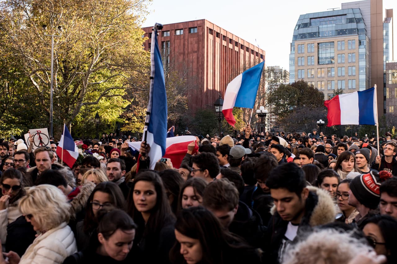 Neoyorquinos se han dedicado a pasar por la plaza los días después del atentado en París.