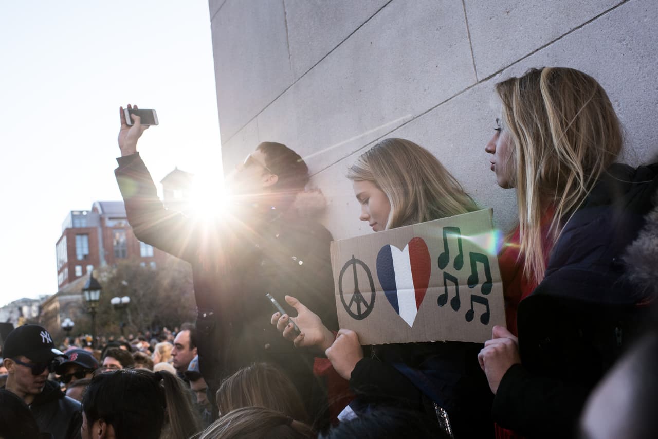 Neoyorquinos se han dedicado a pasar por la plaza los días después del atentado en París.