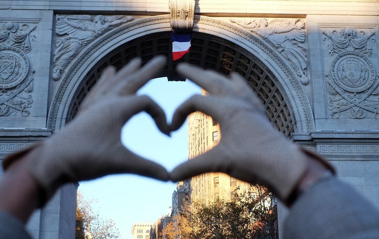 Neoyorquinos se han dedicado a pasar por la plaza los días después del atentado en París.