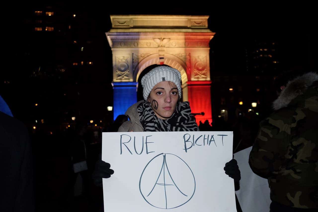 Neoyorquinos se han dedicado a pasar por la plaza los días después del atentado en París.