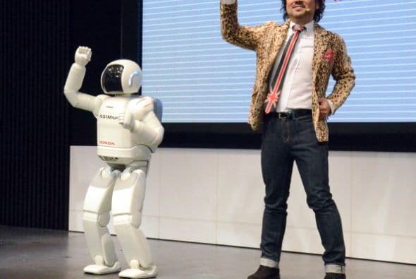 Y bailarines y cantantes locales.