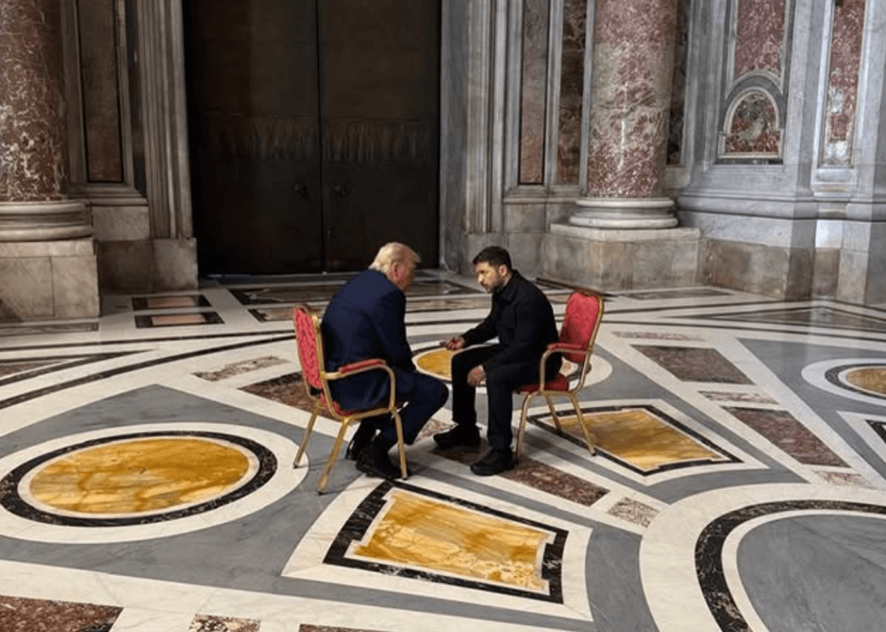 Foto de la reunión de Trump y Zelensky en la Basílica de San Pedro.