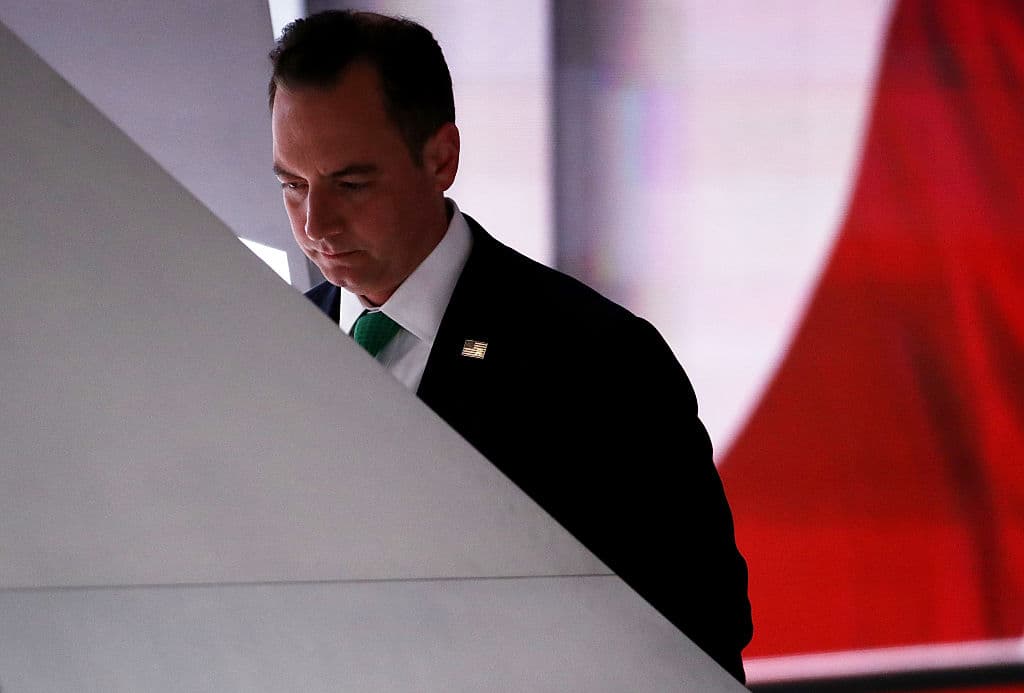 Trump aleja más a la Casa Blanca del Partido Republicano al deshacerse de Priebus