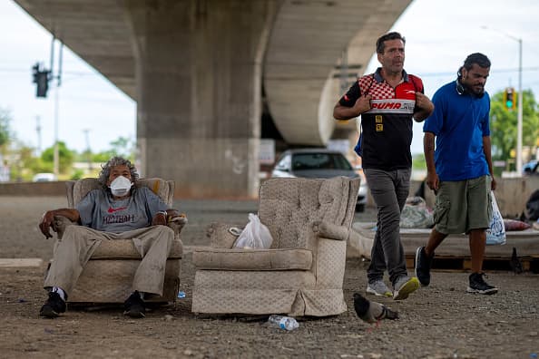 Son miles las 
<a href="https://www.univision.com/temas/desamparados">personas sin hogar</a> que duermen en las calles de la Isla a pesar del toque de queda.