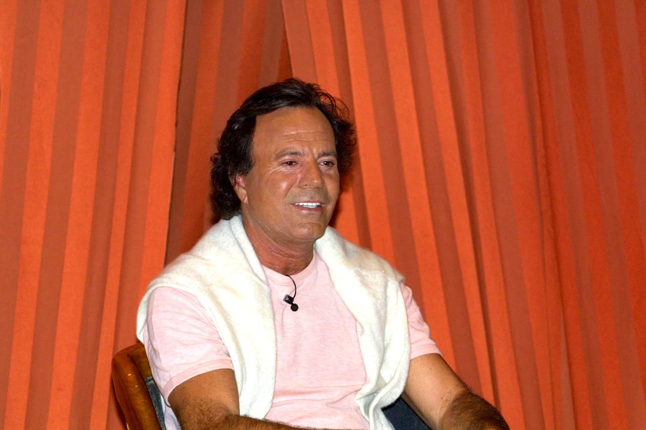Julio Iglesias sacaba suspiros con el tema musical 'Con la misma piedra'.