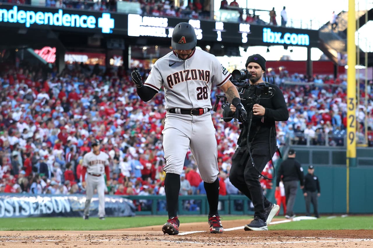 Los 
<b>Arizona Diamondbacks </b>derrotaron 5 carreras a 1 a los Philadelphia Phillies en el Citizens Bank Park para empatar la Serie de Campeonato por la
<b> Liga Nacional</b> a tres juegos por bando y obligar al séptimo y definitivo partido.