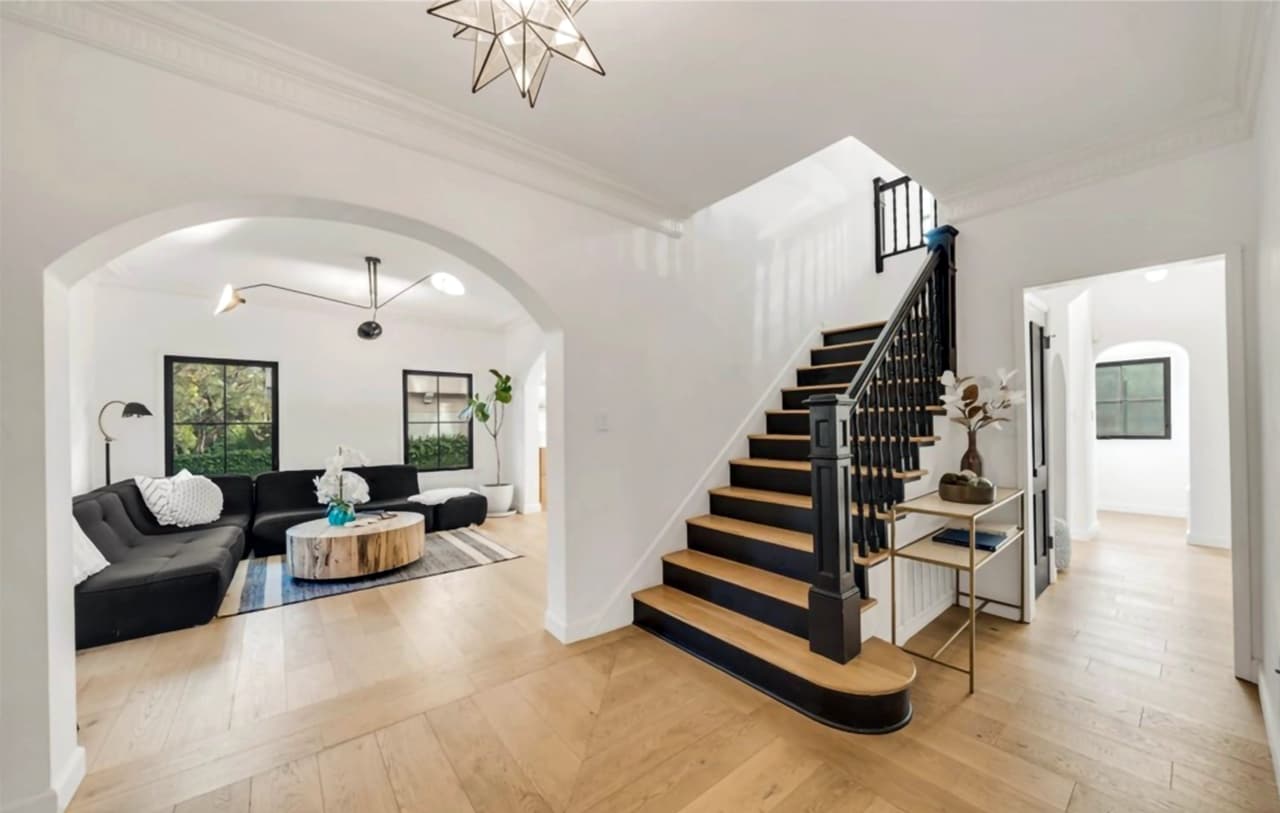 Tiene 
<b>4 dormitorios y 3 baños</b> y había sido renovada recientemente.
<br>