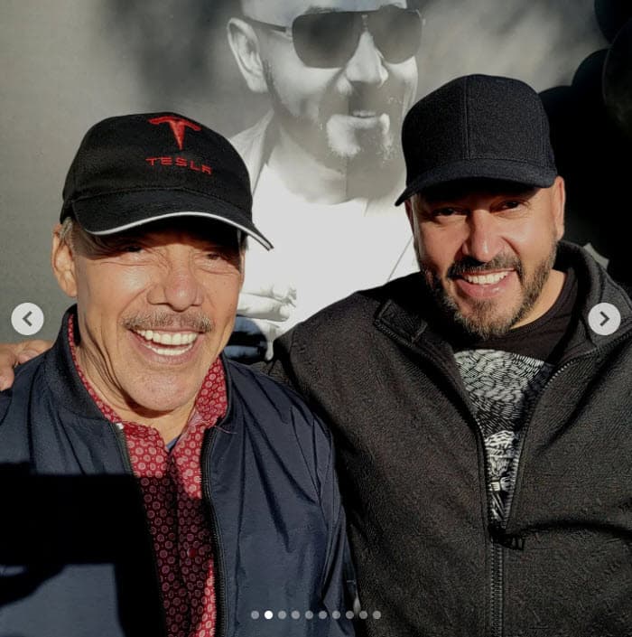 "Mi 'apá' se debe cuidar, 
<b>ahí nomás las cuentas claras</b>", dijo Lupillo a la prensa al referirse sobre su padre, don Pedro Rivera, y a la disquera que tiene, Cintas Acuario. 
<br>