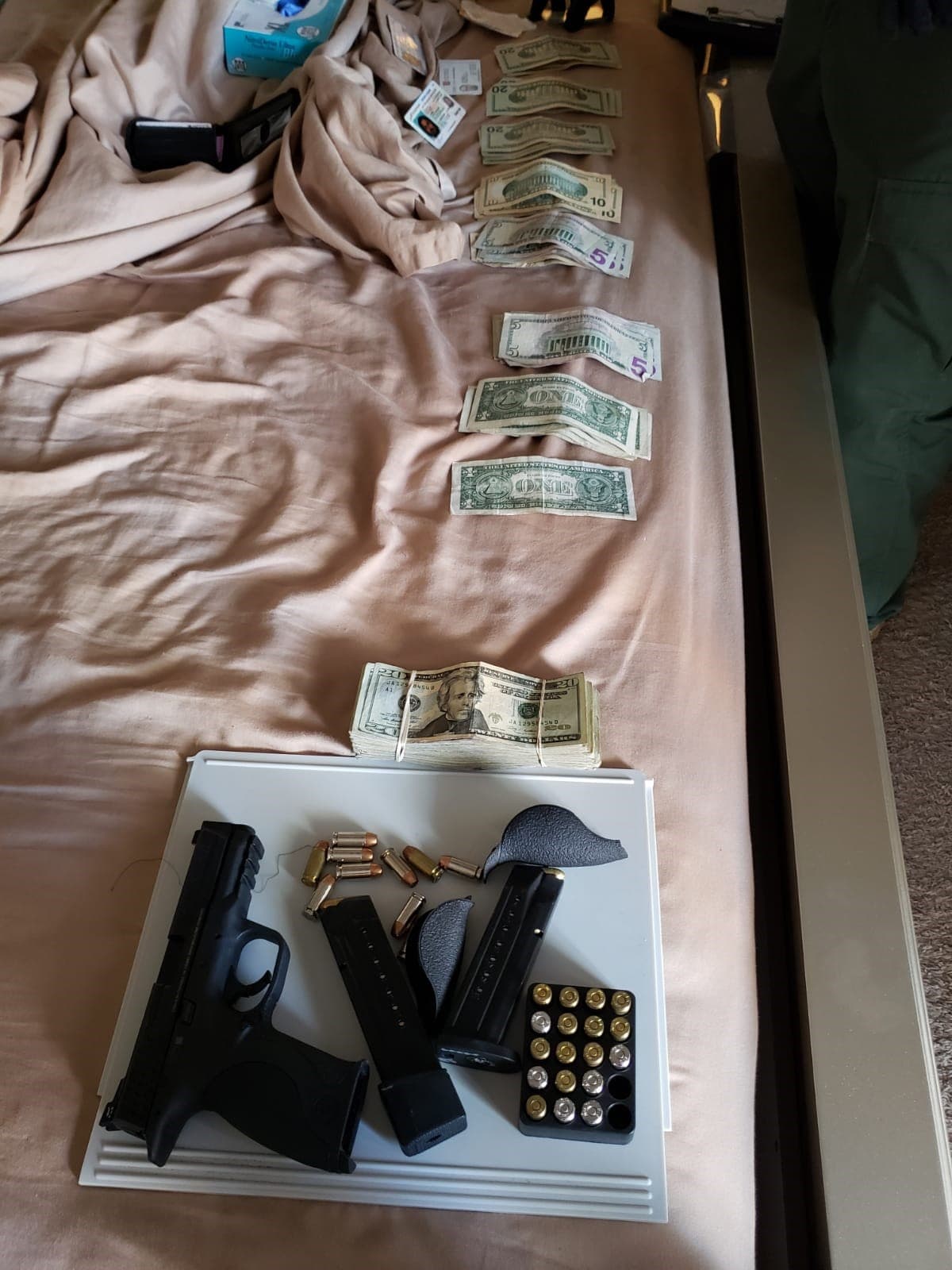 Charles Perry y Hyder Ahmed fueron ingresados en la cárcel de la 4ta Avenida por sus partes en la conspiración para dirigir una empresa ilegal y la venta de marihuana y estupefacientes.
<br>