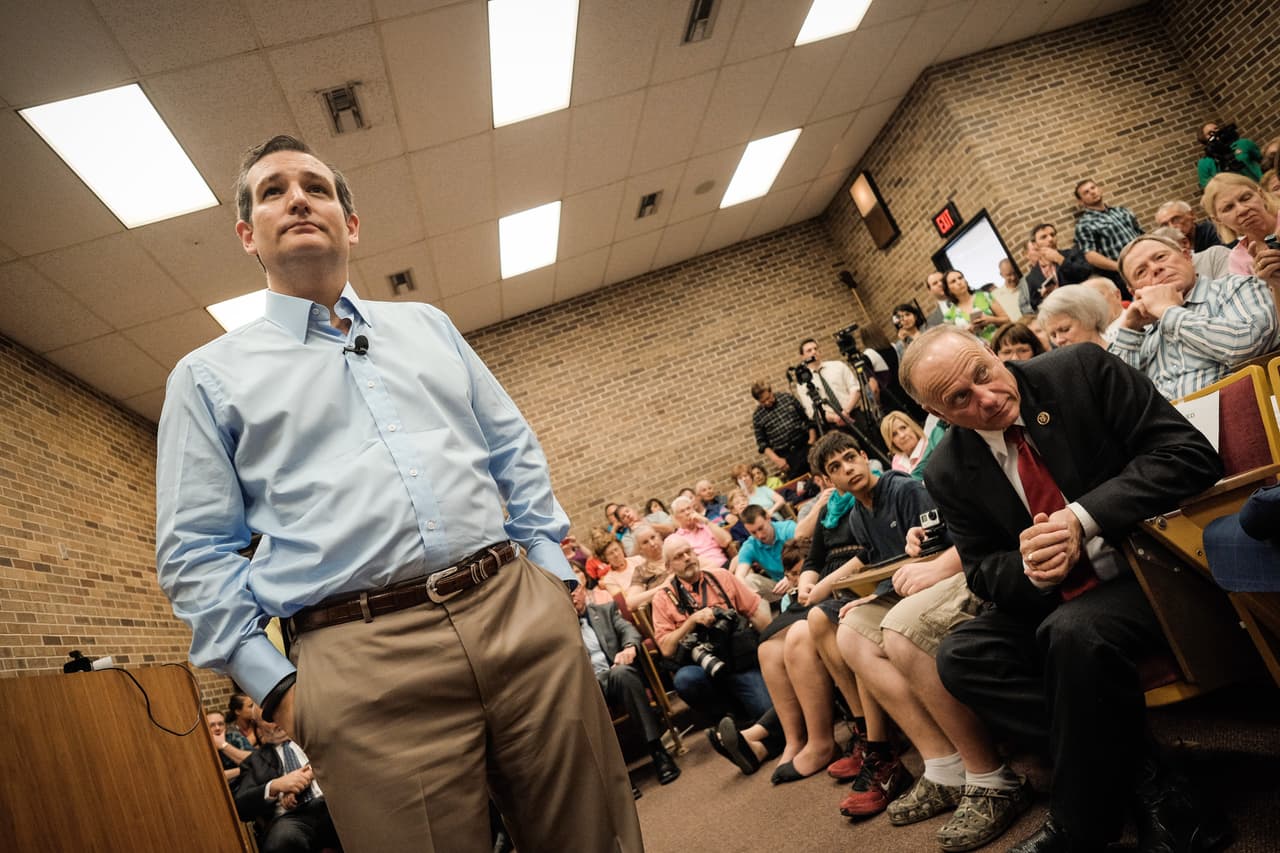 King (sentado alfrente) acompaña a Cruz durante un evento en Iowa en abril de 2015.