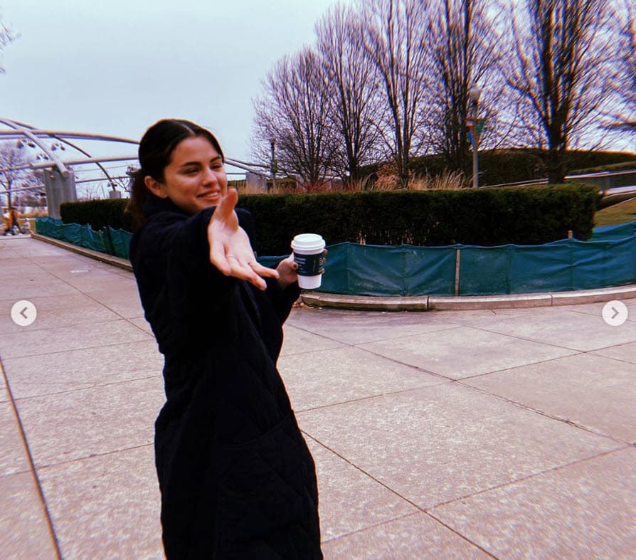 "Sinceramente, 
<b>ha sido una <a href="https://www.univision.com/famosos/estrellas-infantiles-que-despidieron-a-sus-padres-como-representantes-algunos-sufrieron-explotacion-y-abusos-fotos">pesadilla</a> lidiar con este disco</b>, pero lo digo en el sentido más positivo del término. Pensaba que estaba listo para su publicación hace dos años… Había reunido un montón de canciones tras varias sesiones maravillosas en el estudio, aunque ya no recuerdo la mitad de ellas porque cada año que pasaba me ocurría algo nuevo", explicó la artista en febrero pasado en Spotify.
<br>